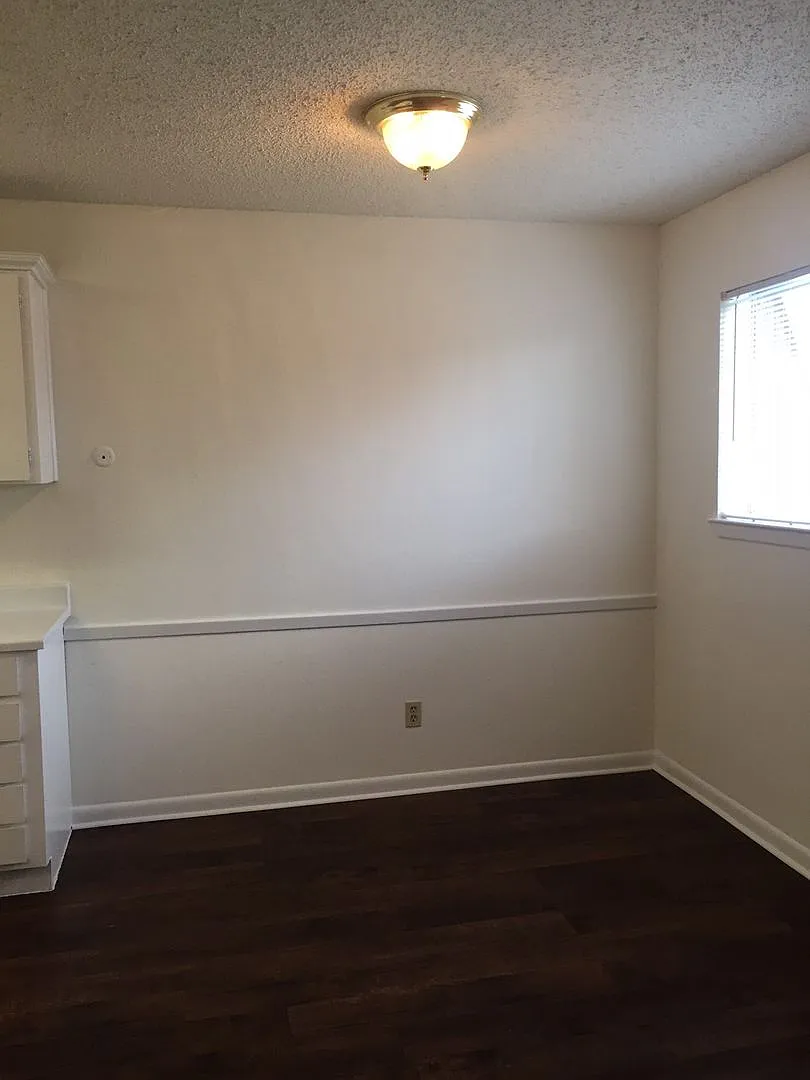 Ambassador Apartments — Photo 3
