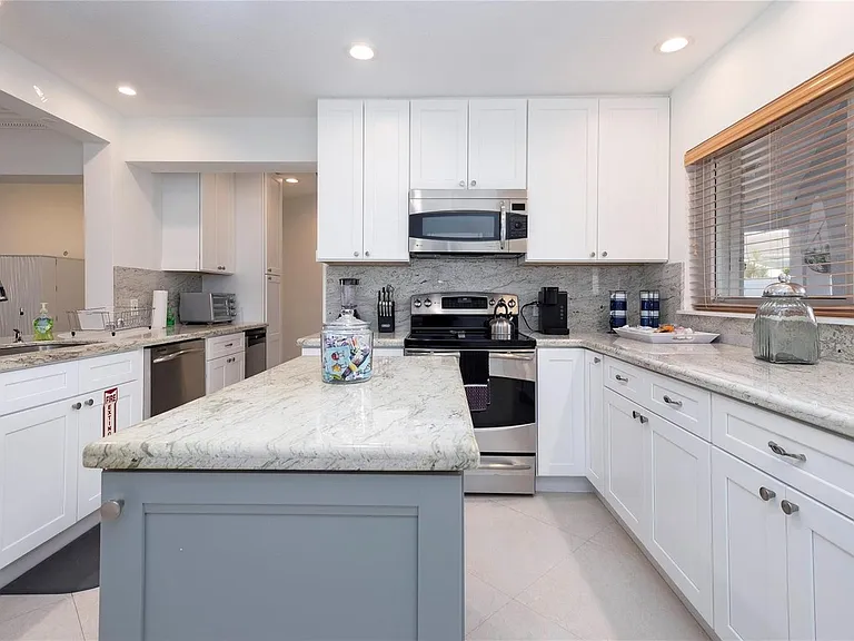 1240 SW 13th Cir — Photo 12