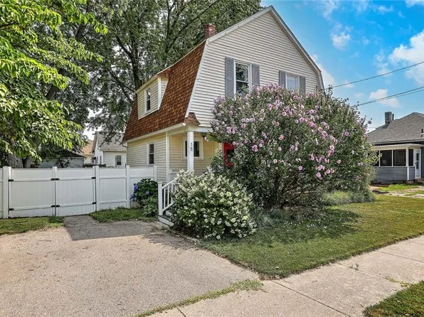 15 Wollaston St, Cranston, RI 02910