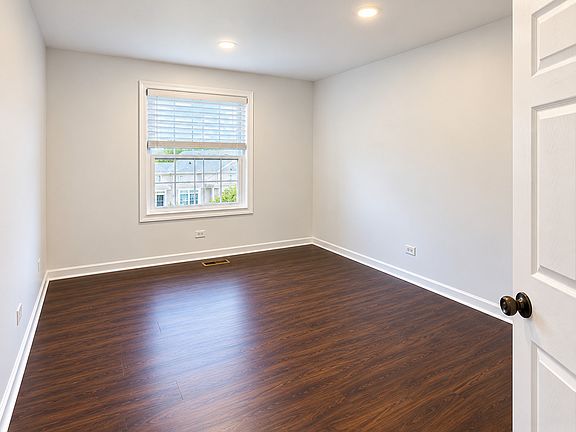 3rd image of 776 Roosevelt Rd