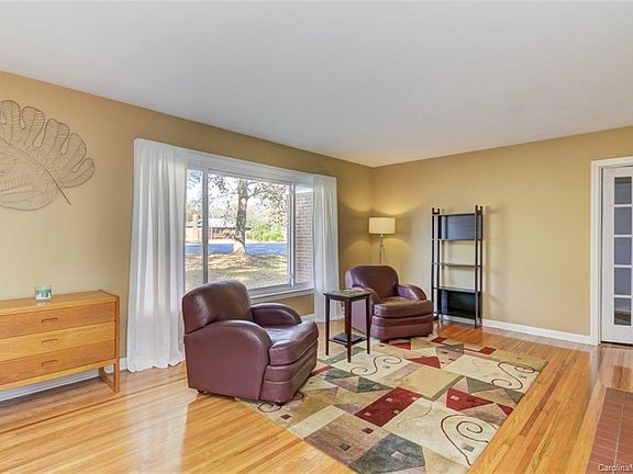 4th image of 1144 Dresden Dr W