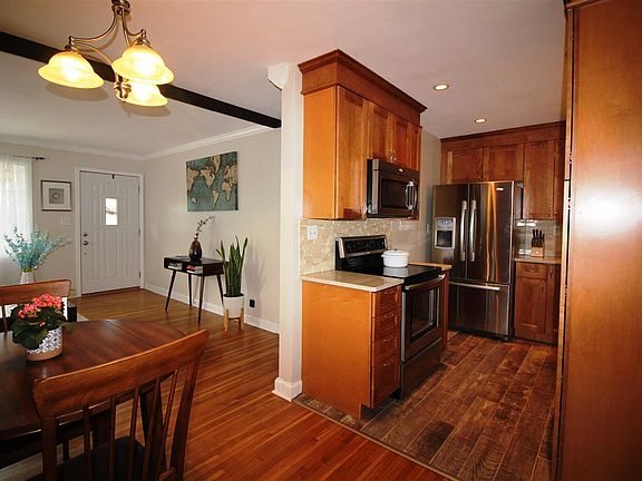 3rd image of 928 Churchill Cir