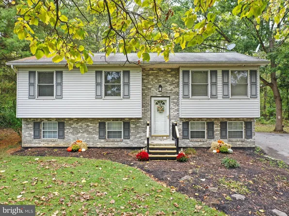 95 Traveller Rd, Falling Waters, WV 25419