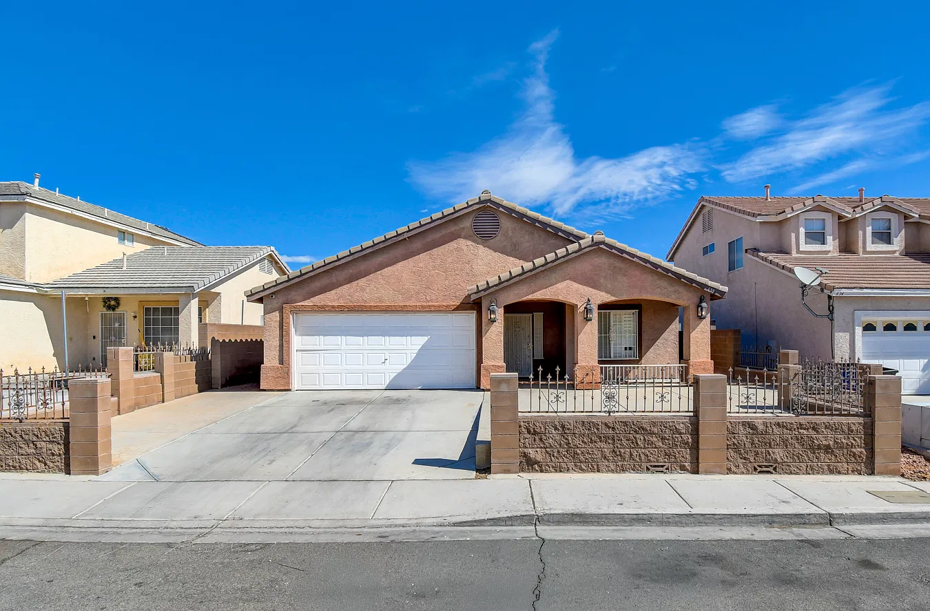 3 bed, 1374 sqft, $1,850 — Photo 1