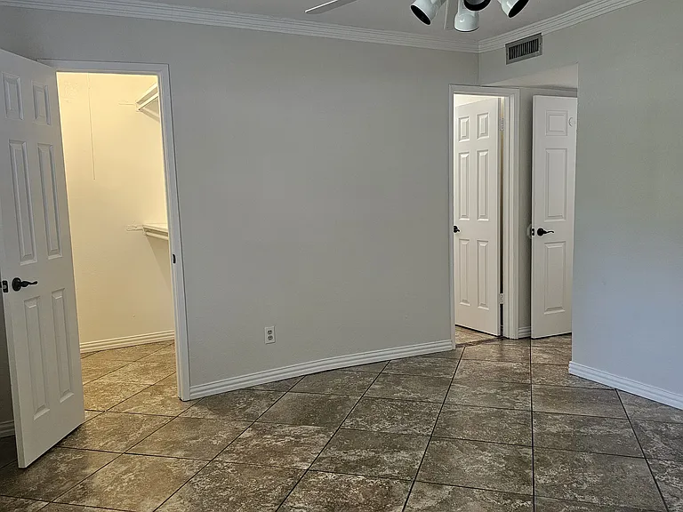 617 Country Ln — Photo 7