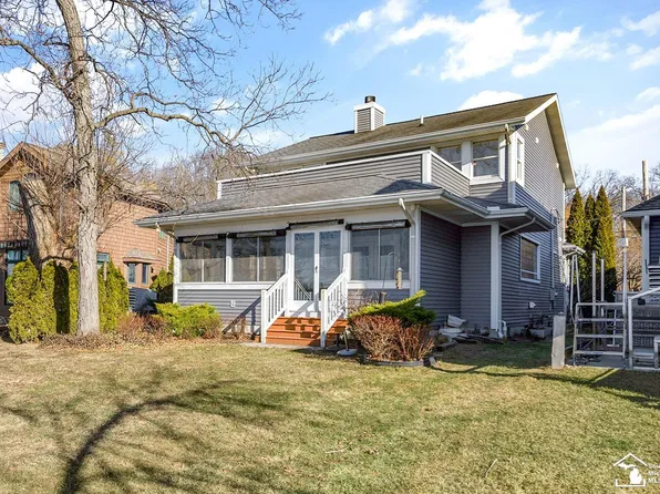 810 Lakeview Dr, Clarklake, MI 49234