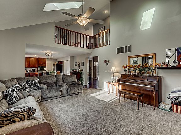 3rd image of 10282 Meadow Glen Dr