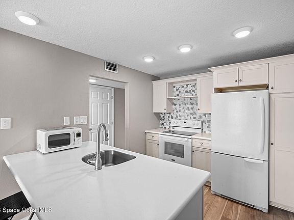 5th image of 2727 N Wickham Rd #1028