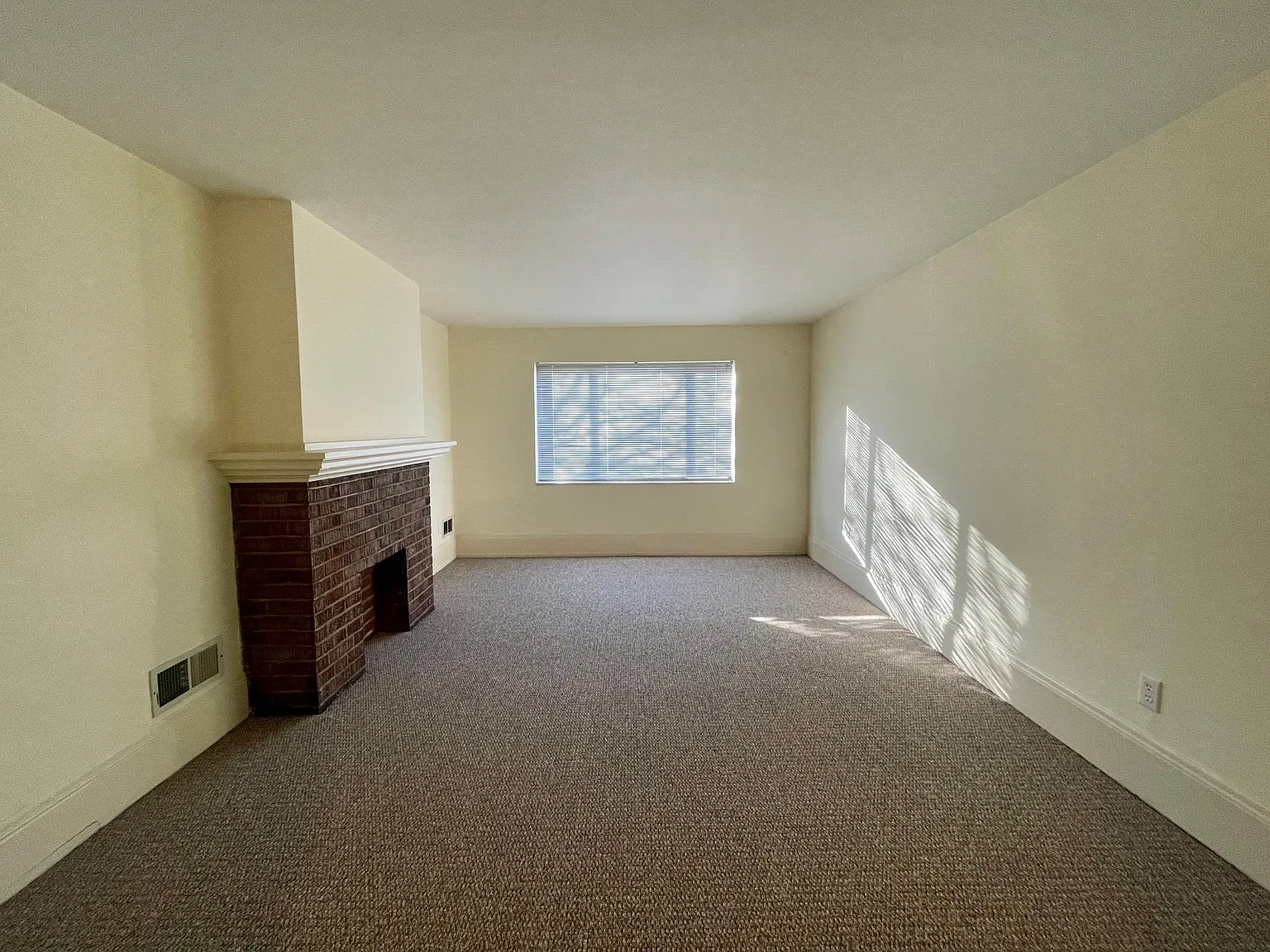 2 bed, 1000 sqft, $1,200 — Photo 4