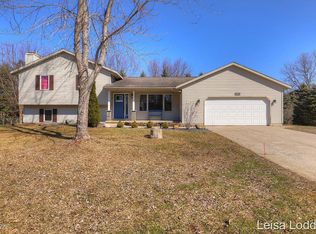 9088 Walnut Grove Dr NE, Rockford, MI 49341
