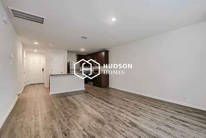 310 Brenner St — Photo 4