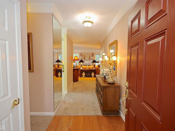 3rd image of 122 Willow Creek Dr