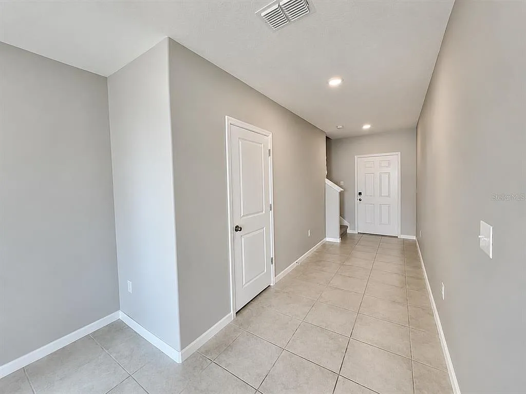 5 bed, 2.5 bath, 2264 sqft, $2,590 — Photo 2
