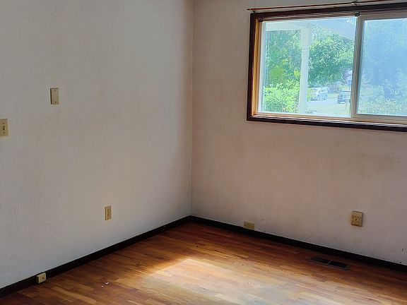 3rd image of 321 E Illinois St