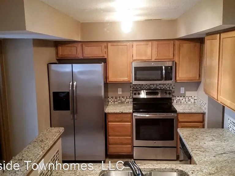 Courtside Townhomes — Photo 8