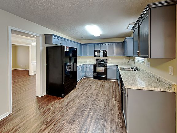 3rd image of 4010 Logan Cir