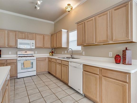4th image of 204 Douglas Dr