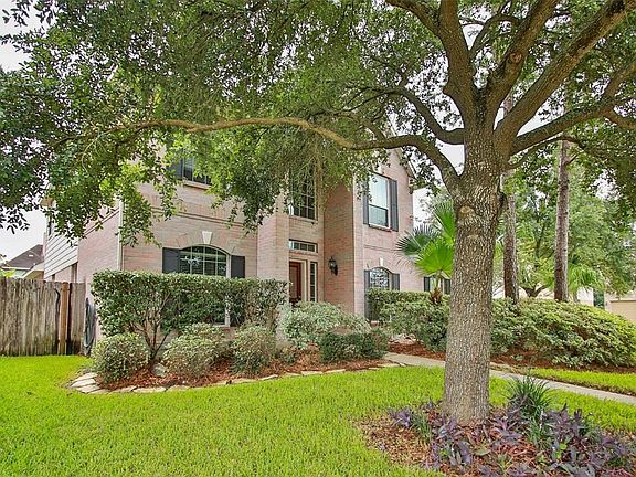 With so many neighborhoods around here removing all the trees when building, it is SO nice to see beautiful big shady trees in this community.    Take the kids and guests to the community pool and/or park to play in.   Terrific location, terrific neighborhood.