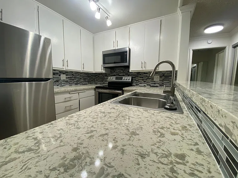 Chateau Garnet Apts. — Photo 35