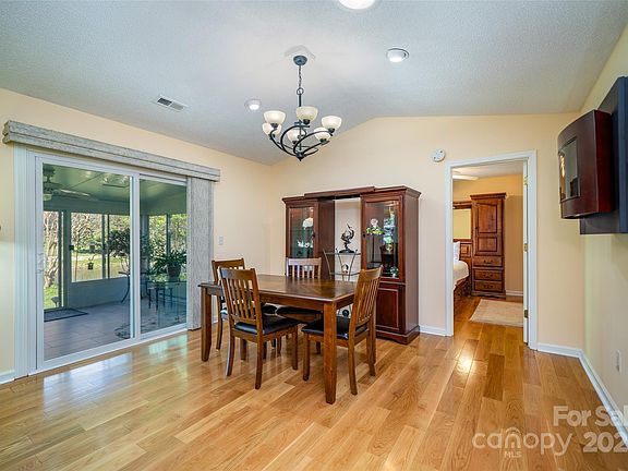 4th image of 727 W Saint Johns Way