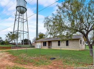 908 3rd St, Floresville, TX 78114