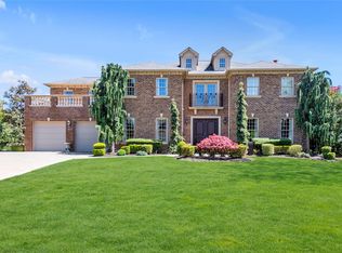 26 Winchester Dr, Manhasset, NY 11030