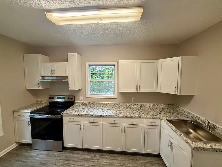 413 Everett St — Photo 3