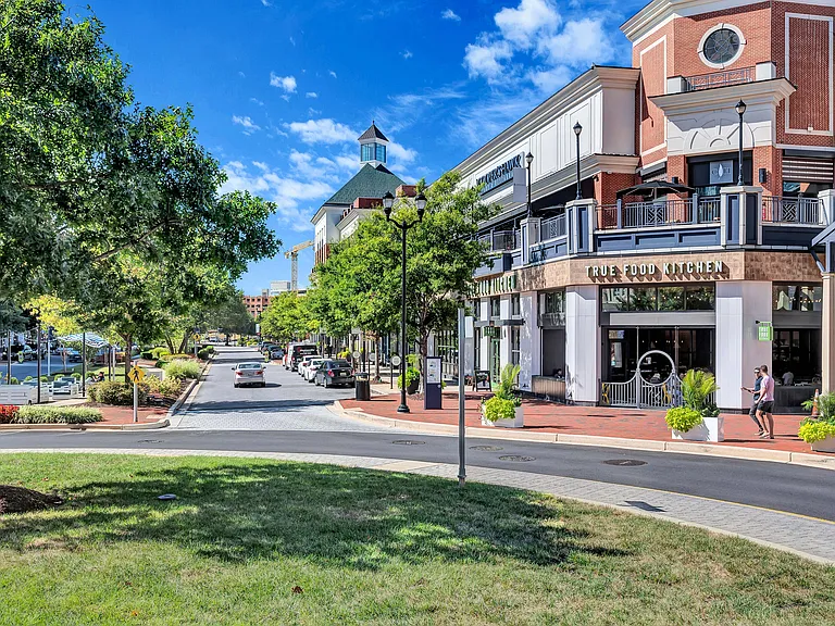 Outdoor shopping center and restaurants