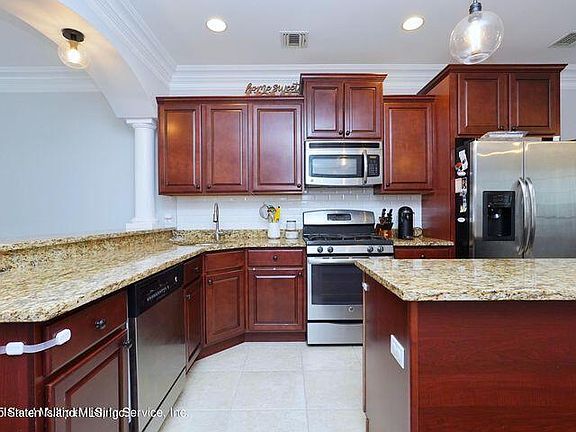 2nd image of 18 Sweetgum Ln
