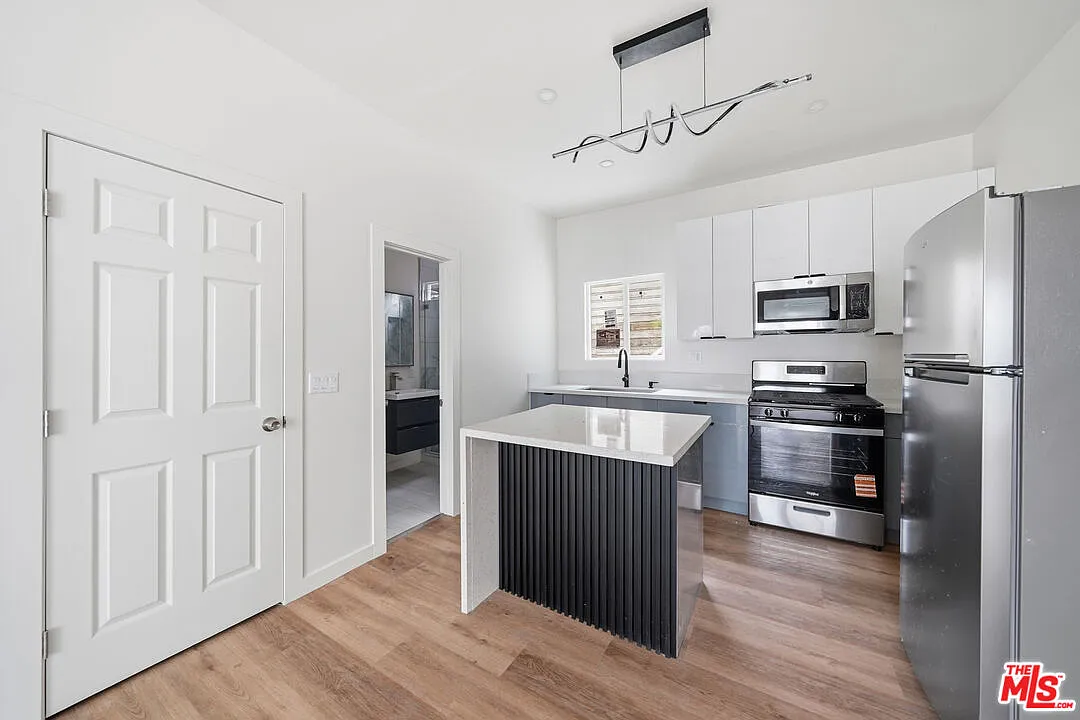 2 bed, 1.0 bath, 850 sqft, $2,690 — Photo 3