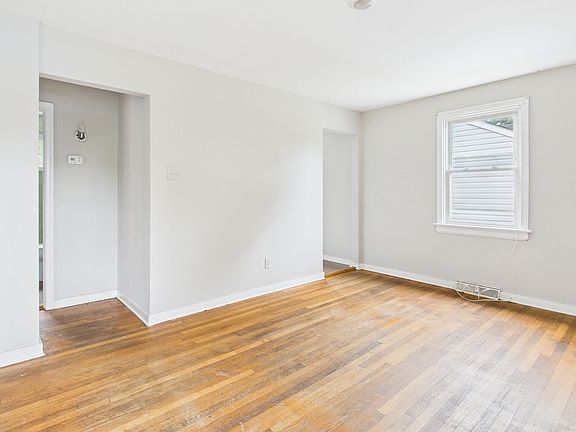 3rd image of 4707 Castlewood Rd