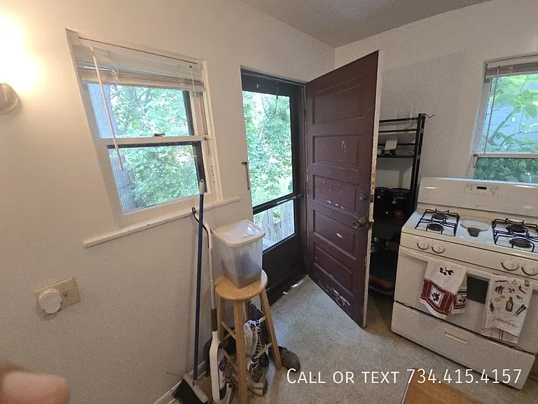 110 E Summit St — Photo 6
