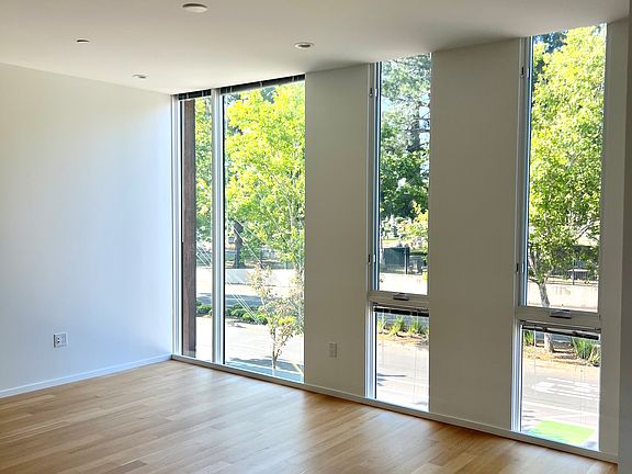 4th image of 1019 Broadway