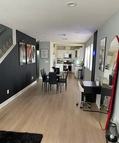 427 N Heliotrope Dr #200 — Photo 2