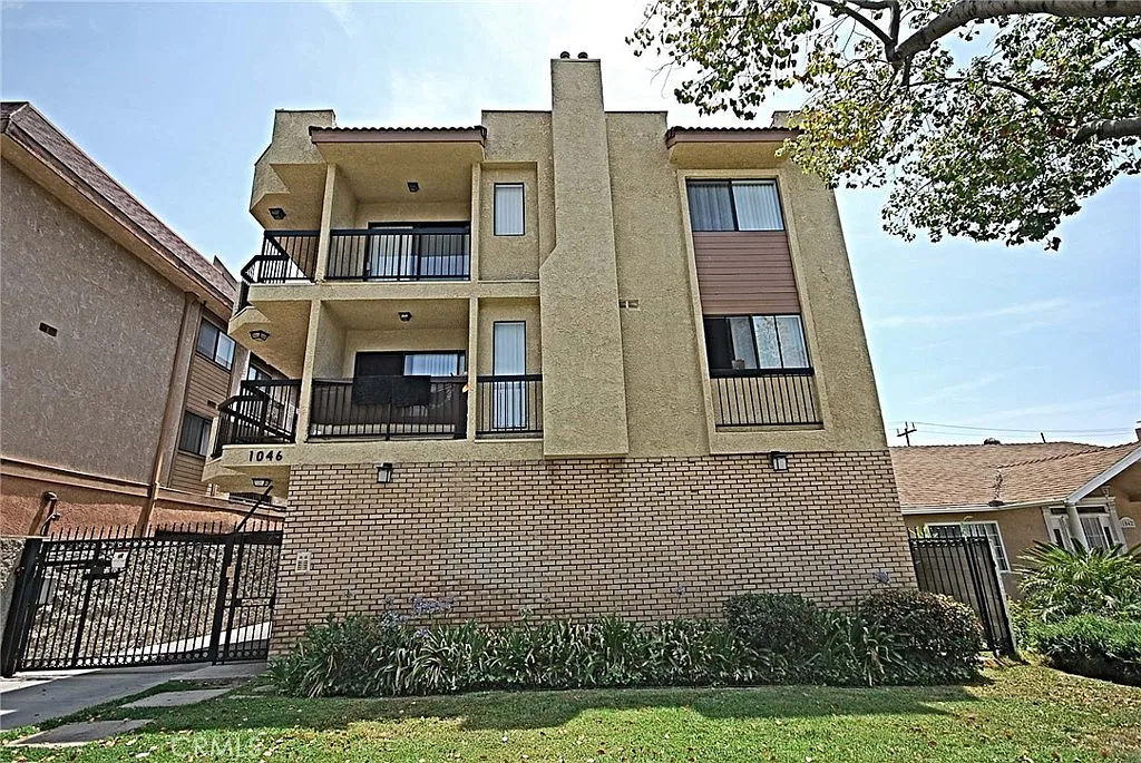 2 bed, 950 sqft, $2,400 — Photo 1