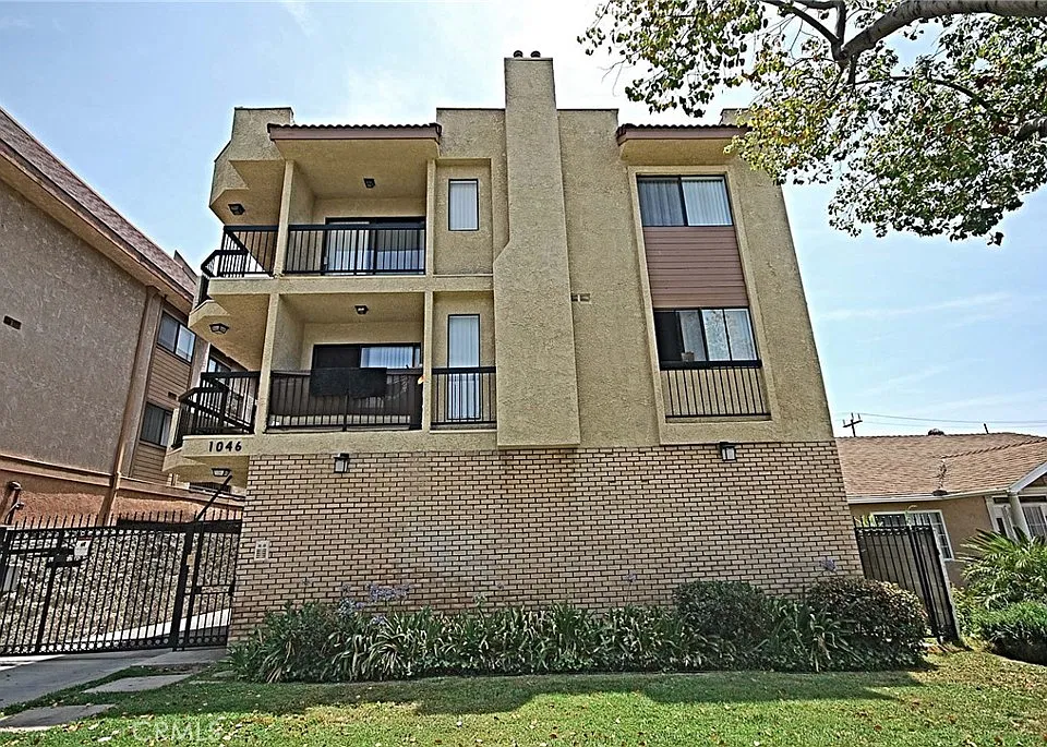 1046 Irving Ave #101