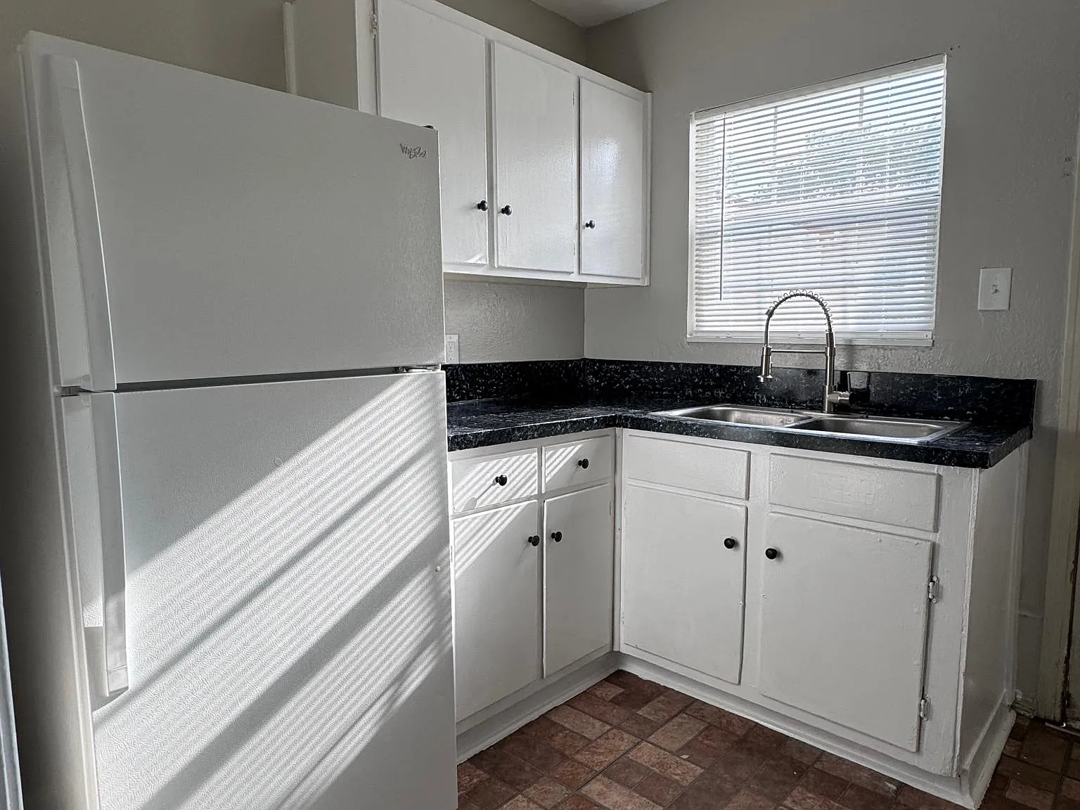 704 Sutton Dr — Photo 2