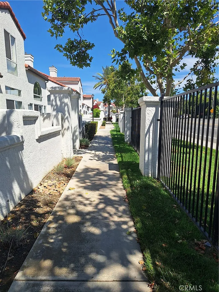 3 bed, 2.5 bath, 1155 sqft, $2,750 — Photo 3