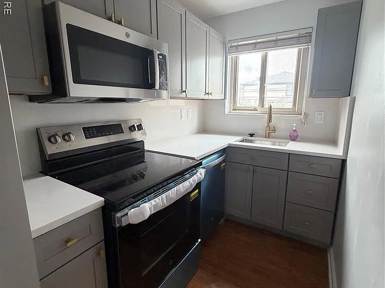 2655 E Maple Rd — Photo 9