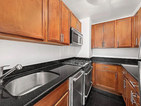 4th image of 200 E 27th St APT 16F