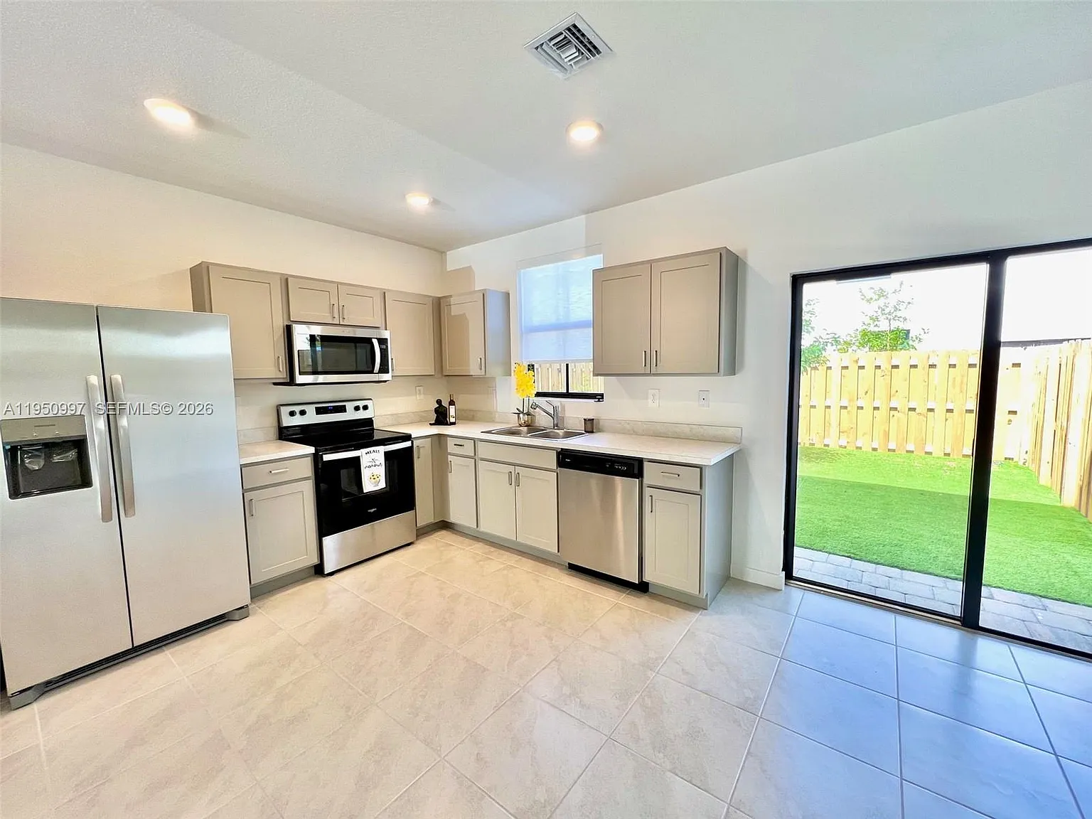 3 bed, 3.0 bath, $2,700 — Photo 4