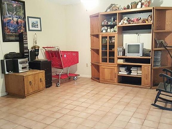 2nd image of 8119 Oak Trace Way Unit B