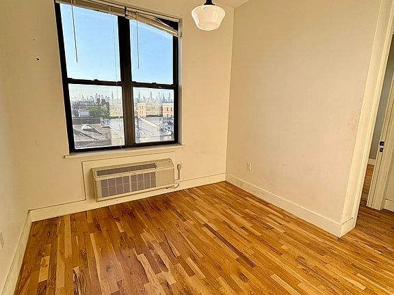 5th image of 181 Troutman St #4L