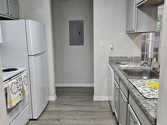 5th image of 14437 Whitney Dr