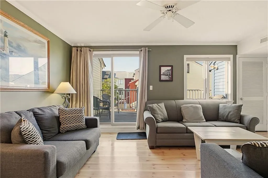 2 bed, 1.0 bath, 1181 sqft, $4,000 — Photo 1
