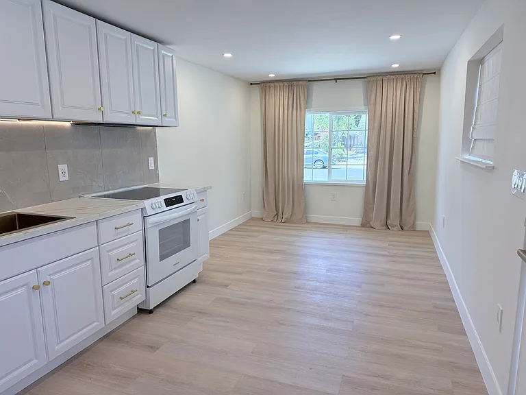 726 W 9th St — Photo 6