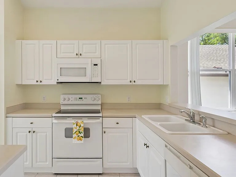 771 Wolf Creek St — Photo 8
