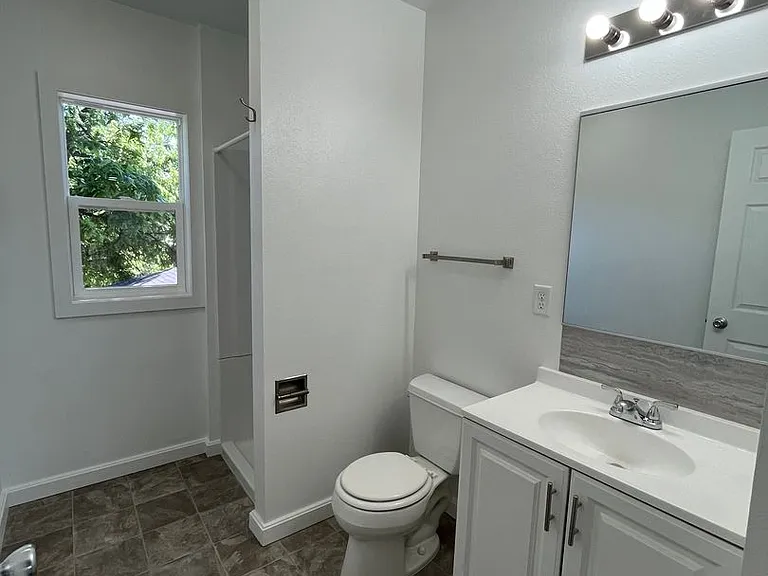 616 S Duluth Ave #2 — Photo 11