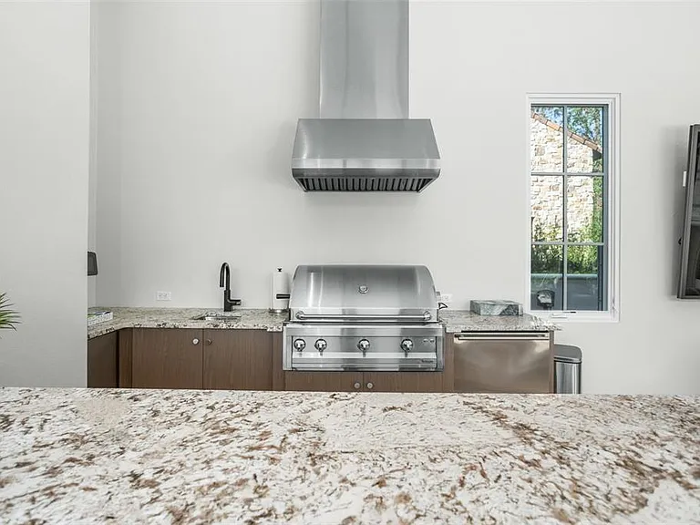 10331 Los Feliz Dr — Photo 39