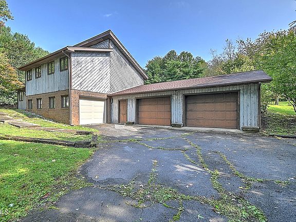 3rd image of 132 Tamarack Dr